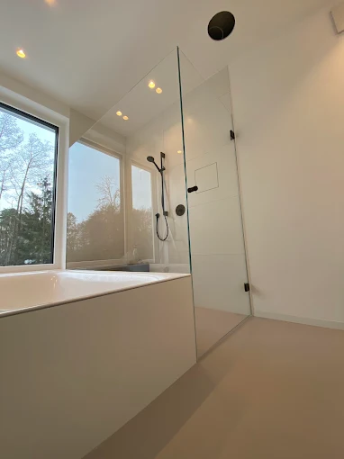 Weiße Walk-in Dusche