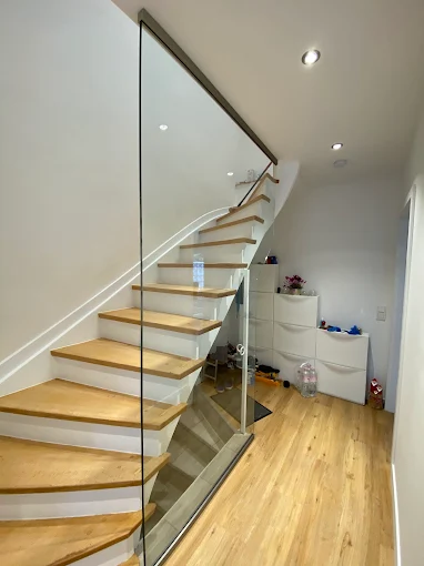 Glasgeländer Holztreppe