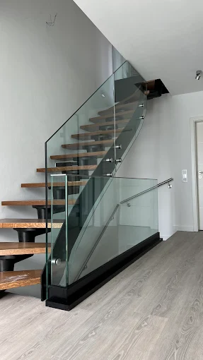 Glasgeländer Holztreppe